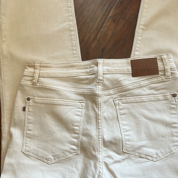 Judy Blue Cream Colored Jeans - Picture 4 of 6